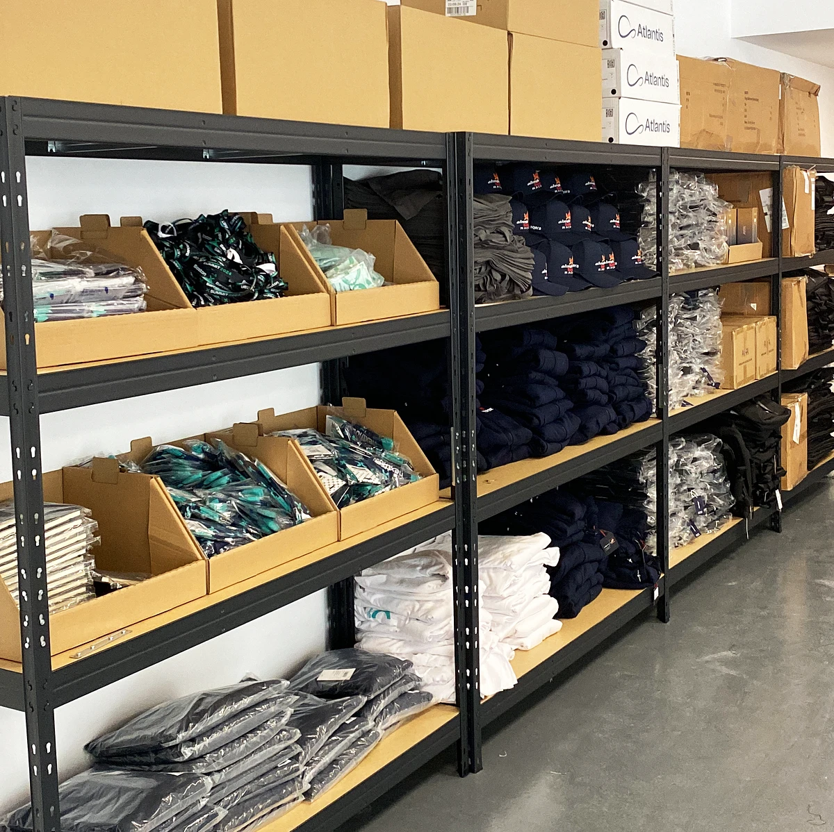 Estocamos tu merch con cariño.